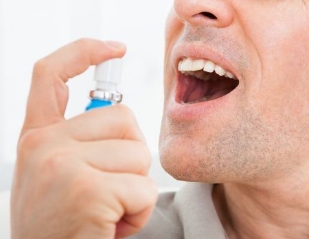 Có thể dùng xịt thơm miệng khi đeo niềng răng trong suốt không?