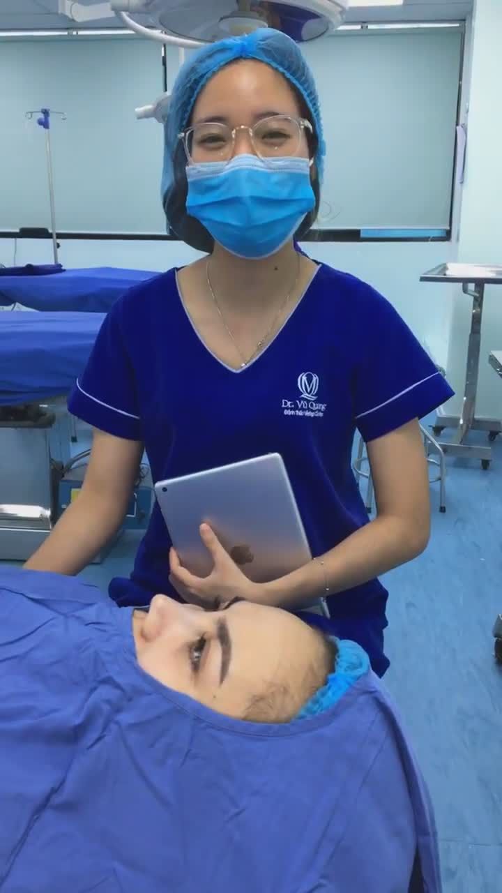 Dr Vũ Quang sửa mũi tràn filler đẹp ngay trên bàn phẫu thuật.