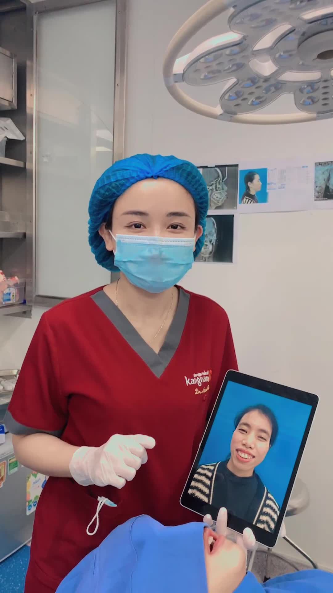 Khách hàng nữ tại Kangnam Hà Nội vừa phẫu thuật chỉnh hình hàm mặt xong đây ạ!