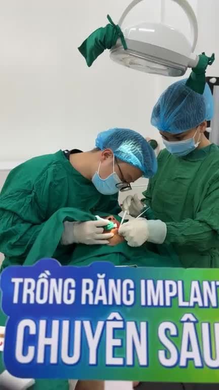 Cận cảnh ca cấy chân răng nhân tạo implant khôi phục vị trí mất răng cửa hàm dưới cho chú Kim tại Nha khoa Thùy Anh.