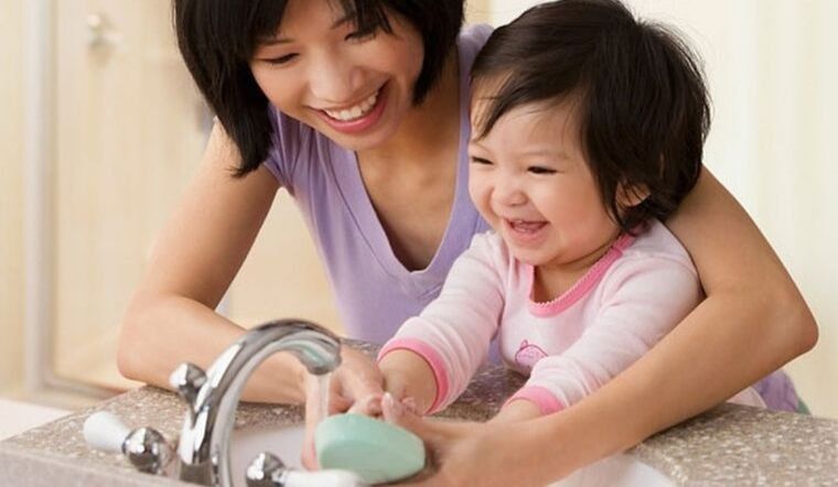 Trẻ em nên dùng nước rửa tay hay xà phòng?