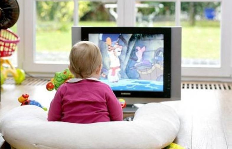 Hướng dẫn xem TV cho trẻ mới biết đi