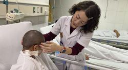 Vi phẫu da đầu nối thành công phần da đầu bị đứt rời của em bé 8 tuổi - Bệnh viện Việt Đức