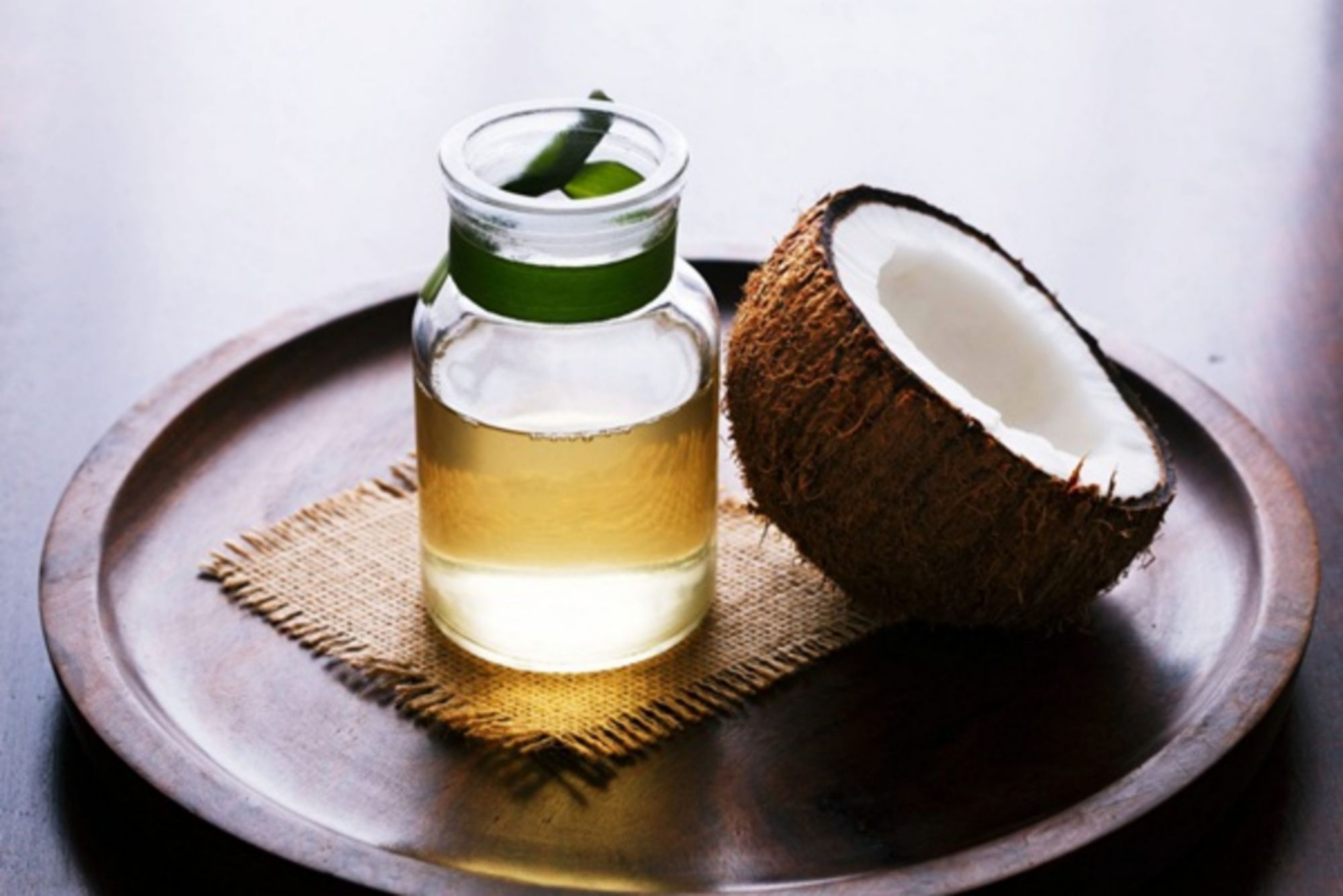 Sử dụng dầu dừa để giảm khô mắt có an toàn không?