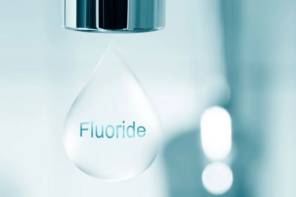 Fluor (fluoride) có tác dụng phòng ngừa hoặc điều trị chứng loãng xương?