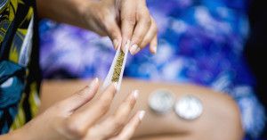 Bác sĩ có yêu cầu tôi báo cáo về việc hút cần sa trong thai kỳ không?