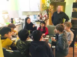 Không người thân, bệnh nhân người nước ngoài được y bác sĩ Bệnh viện Hữu nghị Việt Đức điều trị và chăm sóc như người nhà
