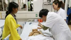2 con chó becgie lao vào cắn bé trai lóc toàn bộ da đầu, mất 2 tai nguy kịch - Bệnh viện Việt Đức