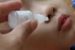 Bé 2 tuổi ngộ độc do uống nhầm thuốc nhỏ mũi - Bệnh viện nhi Trung Ương