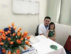 Gặp lại bé gái bị đứt rời toàn bộ da đầu do tai nạn giao thông - Bệnh viện Việt Đức