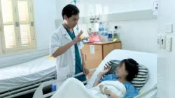 Mổ thức tỉnh: Bác sĩ mổ, bệnh nhân… nói và hát - Bệnh viện Việt Đức