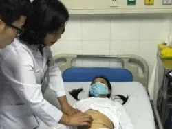 Cảnh báo: Bé gái 12 tuổi đã bị u quái buồng trứng kích thước gần 20cm - Bệnh viện Việt Đức