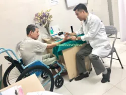 Vi phẫu thuật nối thành công ngón tay cái đứt rời cho người đàn ông lớn tuổi nhất từ trước đến nay - Bệnh viện Việt Đức