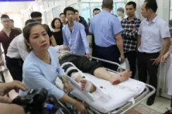 Bệnh viện Việt Đức chật cứng bệnh nhân pháo nổ và tai nạn giao thông