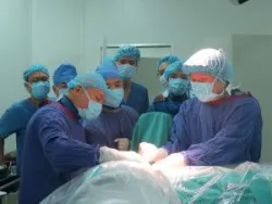 Lần đầu ứng dụng thành công lấy thoát vị đĩa đệm cột sống cổ bằng nội soi đường trước - Bệnh viện Việt Đức
