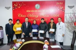 Ủy ban An toàn giao thông Quốc gia thăm hỏi và tặng quà người bệnh tai nạn giao thông có hoàn cảnh khó khăn tại Bệnh viện Hữu nghị Việt Đức