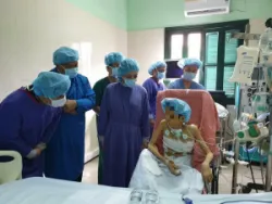 Gia đình người hiến phổi và nhận phổi gặp nhau, chứa chan nước mắt tình người - Bệnh viện Việt Đức