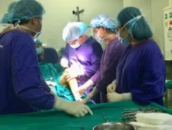 Việt Nam lần đầu thay khớp gối nhân tạo có tuổi thọ 15 năm và giảm đau cho người bệnh - Bệnh viện Việt Đức