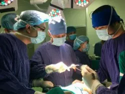Thay khớp háng cho bệnh nhân 100 tuổi – Giải pháp khi bị gãy cổ xương đùi