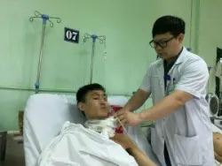 Đang làm việc, nam thanh niên bị thanh sắt cắm vào cổ - Bệnh viện Việt Đức