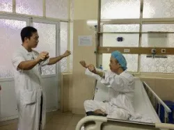 Bệnh nhân mắc Parkinson nặng, hồi phục nhanh, ra viện sớm nhờ phẫu thuật kích thích não sâu - Bệnh viện Việt Đức