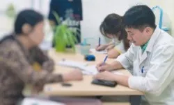 Đi ngoài phân đen, có nên lo lắng? - Bệnh viện Việt Đức