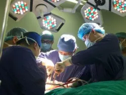 Ngoạn mục: Mổ cùng lúc 5 vị trí cứu sống bệnh nhân “gãy nửa người” do tai nạn giao thông - Bệnh viện Việt Đức