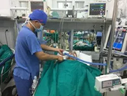 Nạn nhân vụ xe khách lao xuống vực đang được cấp cứu - Bệnh viện Việt Đức