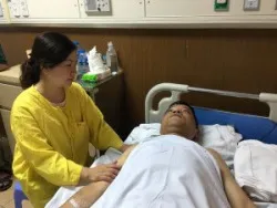 Hà Nội: Thiếu nữ đâm cảnh sát cơ động gãy chân - Bệnh viện Việt Đức