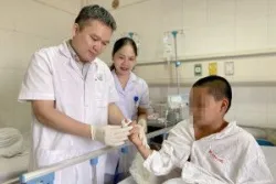 Hồi sinh ngón tay bị đứt rời cho bé trai 11 tuổi - Bệnh viện Việt Đức