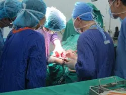 Nữ giáo sư hàng đầu thế giới đến VN mổ phình mạch não - Bệnh viện Việt Đức.
