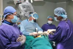 Bệnh viện Hữu nghị Việt Đức phối hợp với chuyên gia phẫu thuật cột sống hàng đầu tại Vương quốc Bỉ thực hiện ca Phẫu thuật hàn xương liên thân đốt đường bên ít xâm lấn đầu tiên tại Việt Nam