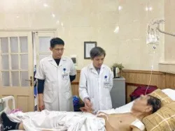 Một bác sĩ đông y bị ung thư phổi được thay khớp vai, khớp háng ở tuổi 83 - Bệnh viện Việt Đức