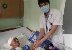Tình cảm và sự hi sinh của bác sĩ trẻ làm lay động trái tim người bệnh - Bệnh viện Việt Đức