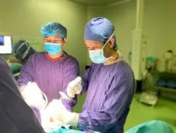 Ngoạn mục ca thay khớp háng nhân tạo trong 10 phút cứu sống cụ bà 102 tuổi - Bệnh viện Việt Đức