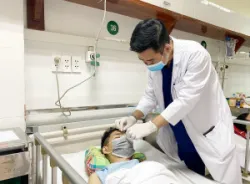 Hy hữu: Gặp tai nạn xe máy, nam thanh niên bị thanh sắt bên đường cắm xuyên mặt - Bệnh viện Việt Đức