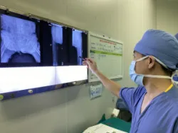 Gần 1 giờ đồng hồ căng thẳng thay cùng lúc hai khớp háng cho cụ ông 87 tuổi - Bệnh viện Việt Đức