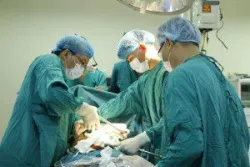 Lần đầu tiên Bệnh viện Đa khoa tỉnh Hà Tĩnh thực hiện phẫu thuật nội soi điều trị bệnh lõm ngực bẩm sinh dưới sự hỗ trợ của bác sỹ Bệnh viện Hữu nghị Việt Đức