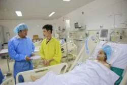 Ủy ban An toàn giao thông Quốc gia thăm hỏi và động viên các nạn nhân TNGT đang điều trị tại Bệnh viện Việt Đức