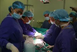 Trắng đêm ‘chạy đua’ với thần chết cứu người Mỹ bị biến chứng tim mạch nguy kịch - Bệnh viện Việt Đức
