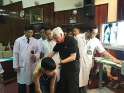 Chuyên gia hàng đầu thế giới về cột sống chuyển giao công nghệ tại Bệnh viện Hữu nghị Việt Đức