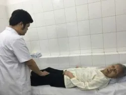 Phẫu thuật thay khớp háng cho bà cụ 103 tuổi bị gãy xương đùi - Bệnh viện Việt Đức