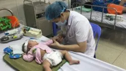 Chưa được tiêm vắc-xin, nhiều trẻ mắc viêm não màng não nhập viện - Bệnh viện nhi Trung Ương