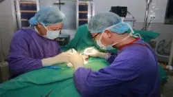 Bé trai bị xoắn hoại tử tinh hoàn - Bệnh viện Việt Đức