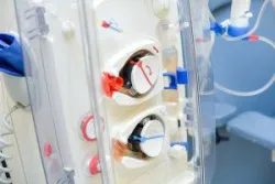 Sử dụng thuốc để tối ưu đời sống quả lọc trong điều trị thay thế thận liên tục