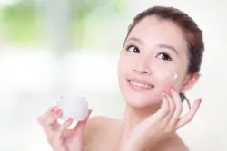 Bạn có nên dùng kem dưỡng ẩm khi bị mụn?