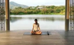 Người thoái hóa khớp gối có nên đi bộ, tập yoga?