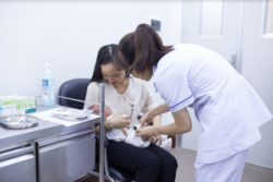 Trẻ 3 tháng trì hoãn tiêm chủng, có cần tăng tốc tiêm bù?