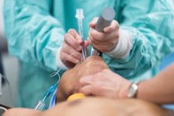 U nang buồng trứng có nhất thiết phải mổ không?