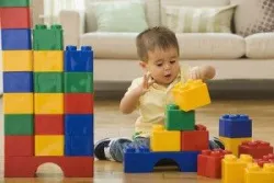 Trẻ 11 tháng tuổi: Phát triển thể chất, vận động, nhận thức và cảm xúc